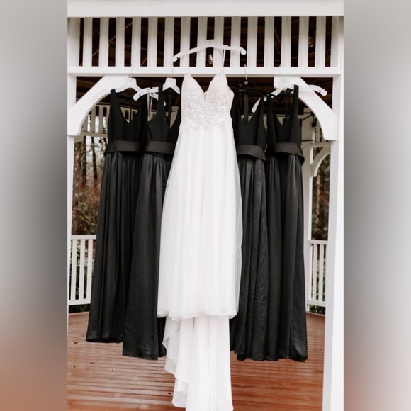 Galina Signature Wedding Dress SIZE 4 - Picture 7 of 8